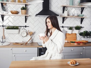 Kız sabah kahvesini içiyor