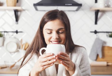 Kupası elinde olan kadın