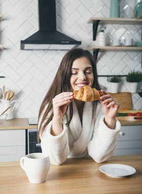 Kız having kahvaltı