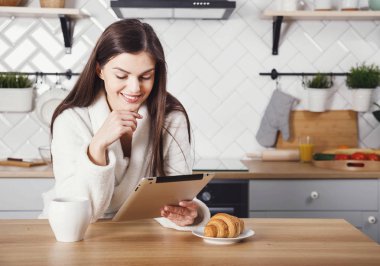 Tablet kullanan kız