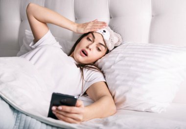 Smartphone vasıl bakarak şok kadın