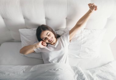 Yatağa uzanan kadın