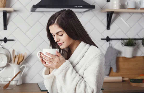 Chica inhala el aroma del café — Foto de Stock