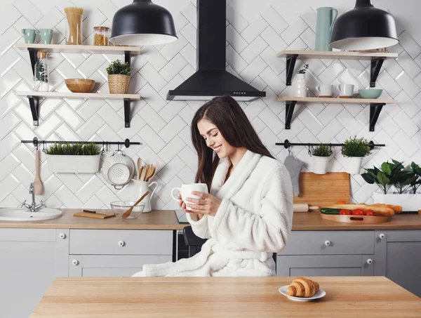 Chica sentada con la taza de café — Foto de Stock