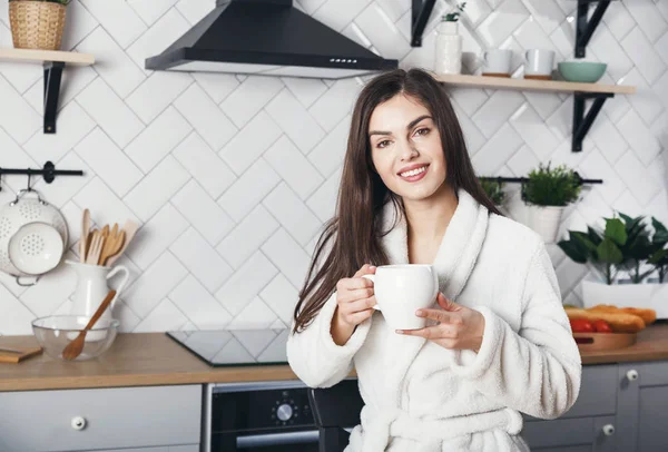 Chica sentada con la taza de café — Foto de Stock