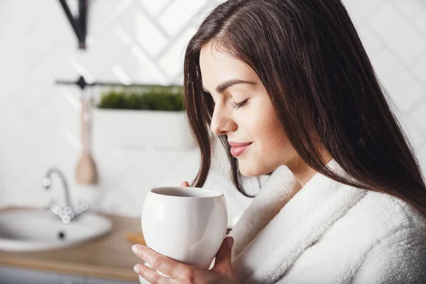 Chica inhala el aroma del café — Foto de Stock