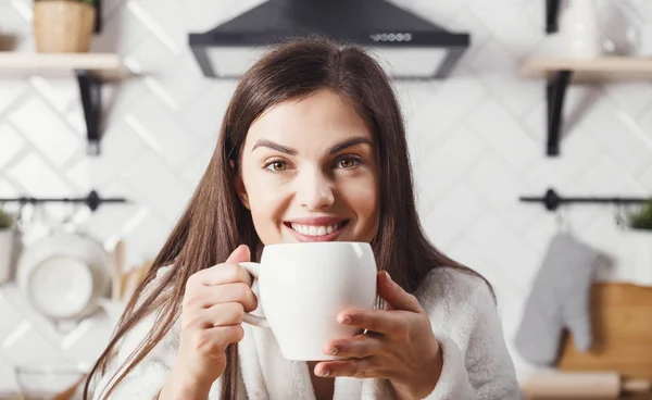 Mujer sonriendo en la cocina — Foto de Stock