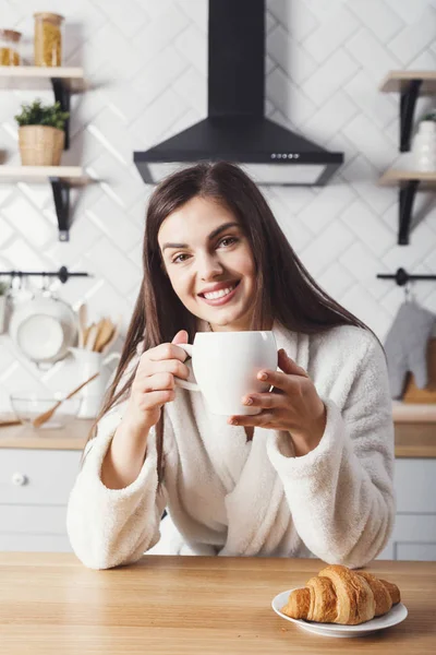 Chica desayunando — Foto de Stock