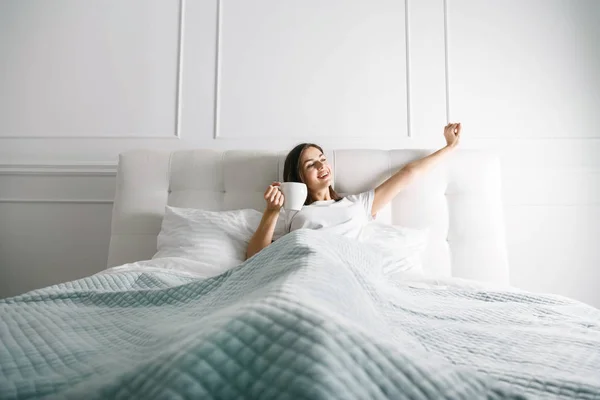 Donna che si allunga al letto — Foto Stock