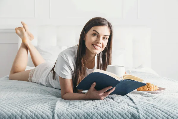 Mujer leyendo en la cama — Foto de Stock