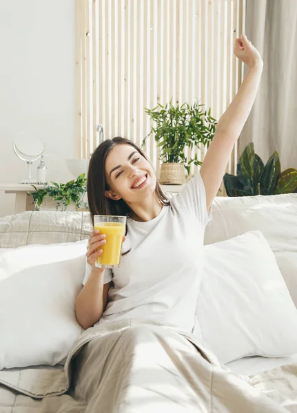 Mujer despertando en su cama — Foto de Stock