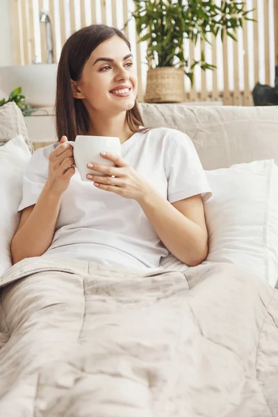 Mujer en la cama — Foto de Stock