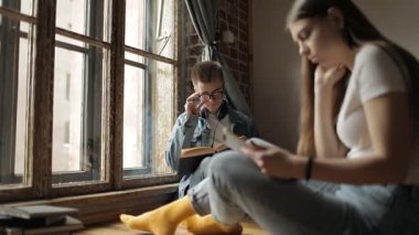 İki öğrencilerin kitap ve Smartphone ile eğitim