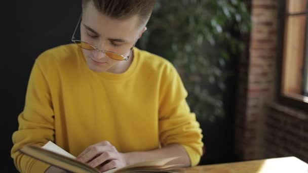 Estudiante joven concentrado — Vídeo de stock