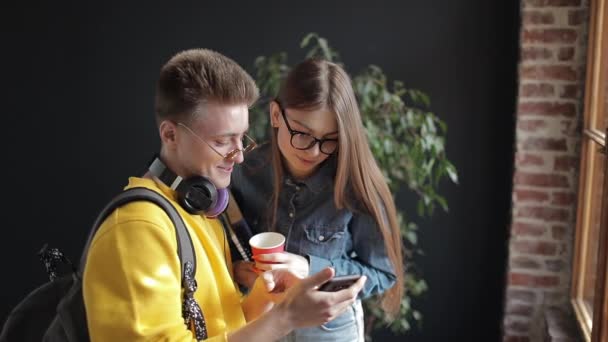 Zwei glückliche Studenten teilen Smartphone — Stockvideo