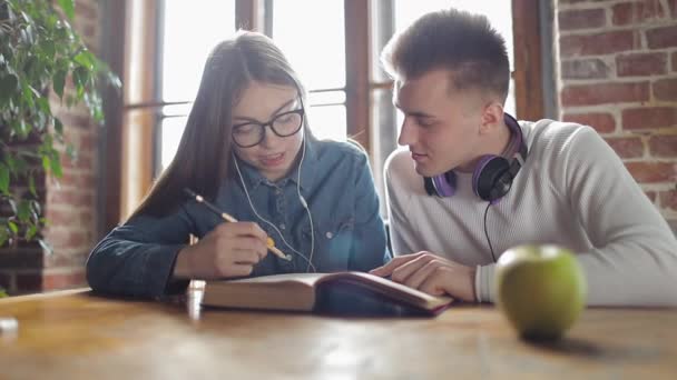 Dos estudiantes estudiando y aprendiendo juntos — Vídeo de stock