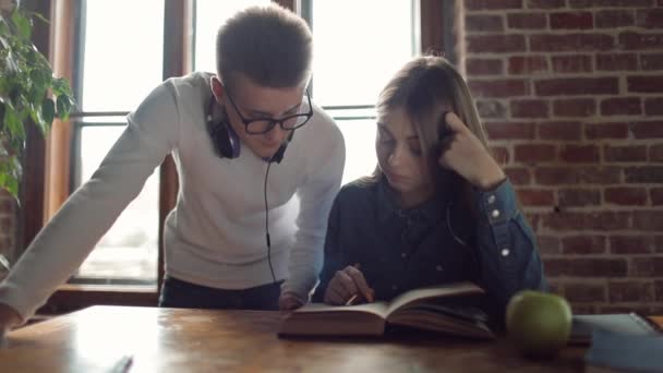 Student kollegor hjälpa varandra i studera — Stockvideo
