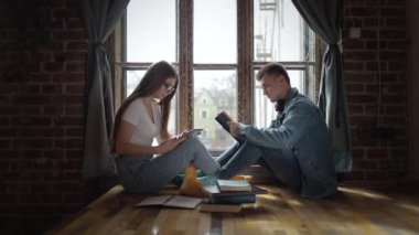 Öğrenciler notları Tablet ve kitap okuma