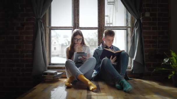 Jeunes étudiants s'entraidant en études — Video