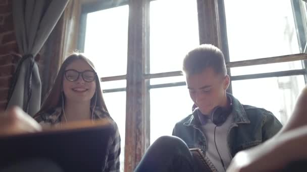 Boldog hallgatók, akik High-öt, a csapatmunka — Stock videók