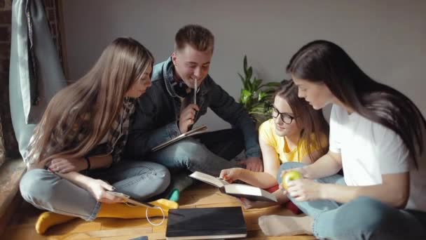 Jóvenes estudiantes discutiendo en equipo — Vídeos de Stock