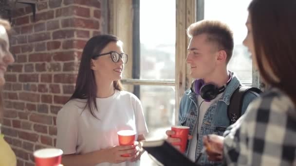 Studenten praten en plezier — Stockvideo