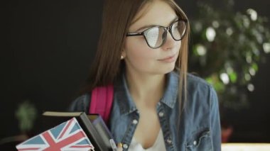 Genç öğrenci Holding İngiliz bayrağı ve kitaplar 