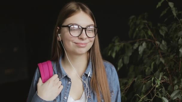 Atractivo retrato de estudiante — Vídeo de stock