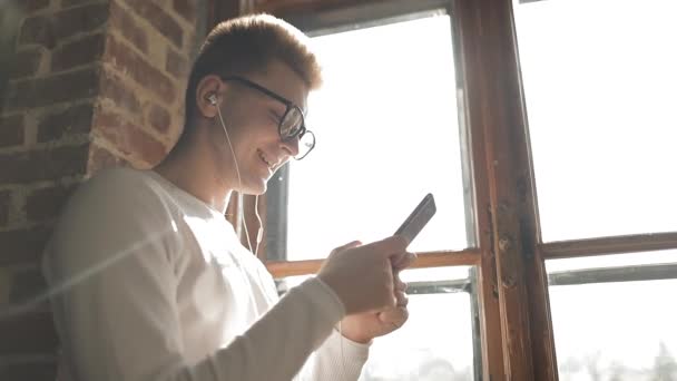 Junge schreibt SMS auf seinem Handy — Stockvideo