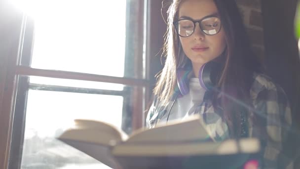 Atractivo libro de lectura chica — Vídeos de Stock