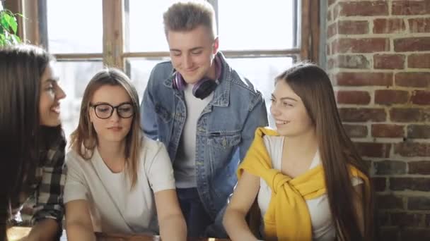 Amigos fazendo trabalho em equipe com sucesso — Vídeo de Stock