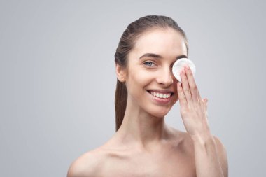 kadın makyaj çıkarmadan