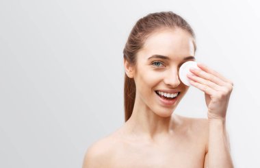 kadın makyaj çıkarmadan