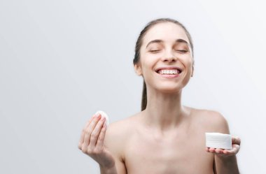 kadın makyaj çıkarmadan