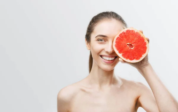 Woman with Grapefruit — Stock Photo, Image