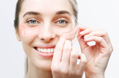 Yamalar kullanan kadın