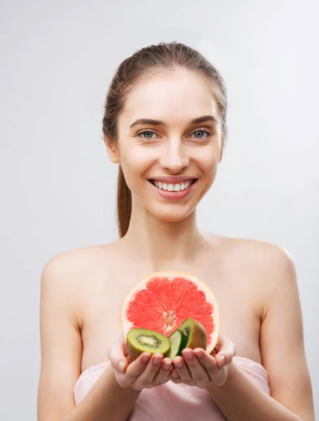 Femme posant avec des fruits — Photo