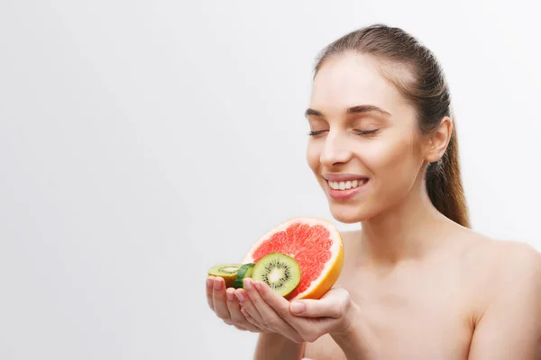 Жінка позує з фруктами — стокове фото