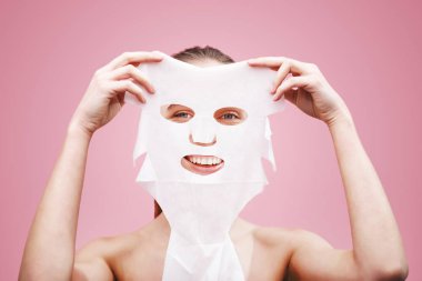 Kadın maskesi ciltte koyar.