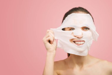 Kadın bir arındırıcı maske kaldırır