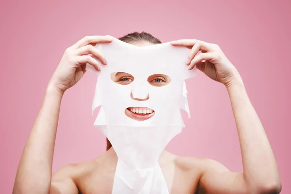 Woman Puts masker op huid — Stockfoto