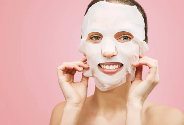 Kobieta stosowane oczyszczanie maski — Zdjęcie stockowe