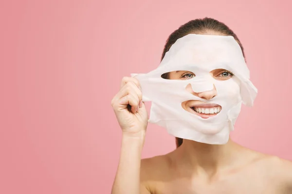 Donna rimuove una maschera detergente — Foto Stock