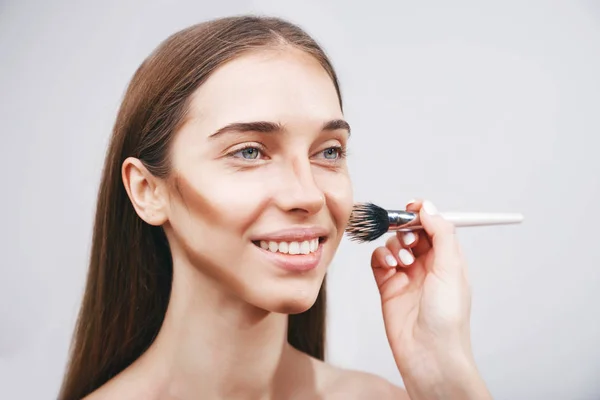 Artista professionista di trucco che applica sulla polvere della donna — Foto Stock