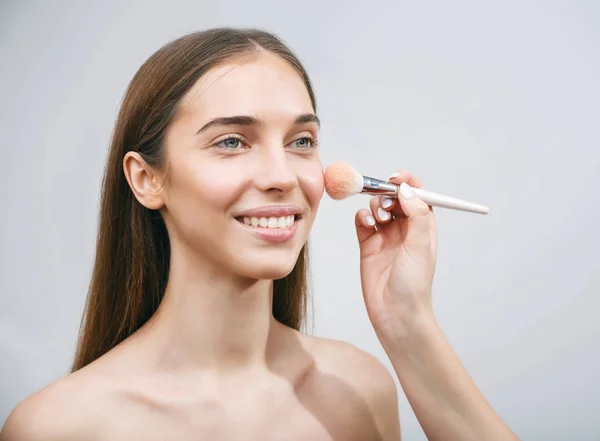 Profesionální make-up umělec, který pracuje s ženou — Stock fotografie