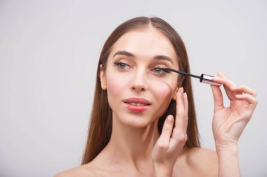 Maskarayı Uygulayan Kadın