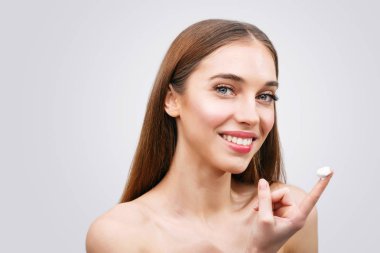 Kadın Creme yüzünde uygulama