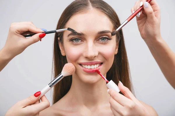 Mani che applicano il trucco — Foto Stock