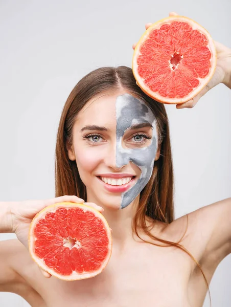 Portrait of Woman with Grapefruit — Stock Photo, Image