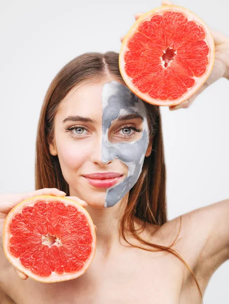 Portrait of Woman with Grapefruit — Stock Photo, Image